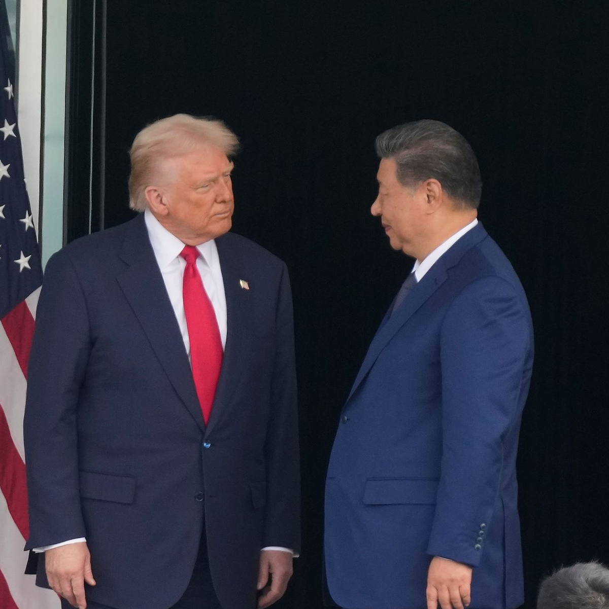 US-Präsident Trump (l) hatte Chinas Staatschef Xi zuletzt in Südkorea getroffen. (Archivbild) - Foto: Mark Schiefelbein/AP/dpa