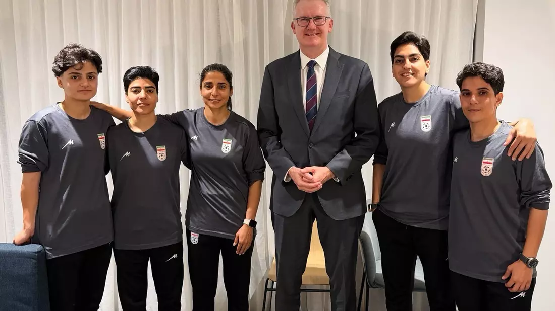 Die fünf Fußballerinnen befinden sich nach ihrer Asyl-Zusage an einem geheimen Ort in Australien. - Bild: -/Australia Ministry of Home Affairs via AP/dpa