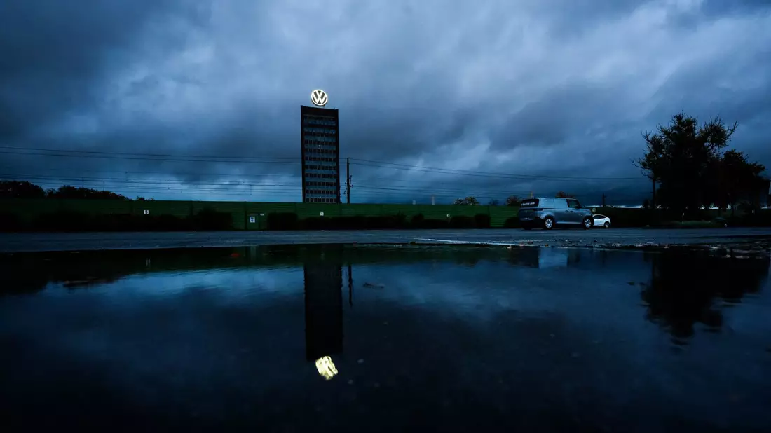 Dunkle Wolken über Wolfsburg: Der VW-Konzen hat 2025 einen drastischen Gewinneinbruch erlitten. (Archivbild) - Bild: Julian Stratenschulte/dpa