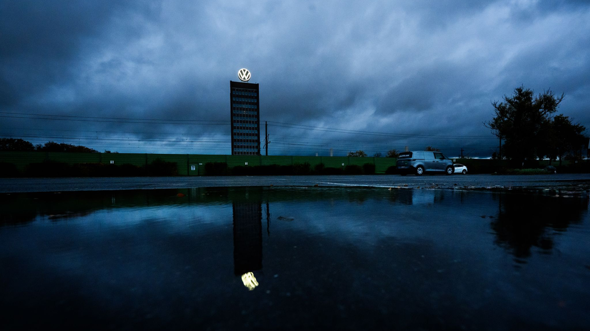 Dunkle Wolken über Wolfsburg: Der VW-Konzen hat 2025 einen drastischen Gewinneinbruch erlitten. (Archivbild) - Foto: Julian Stratenschulte/dpa
