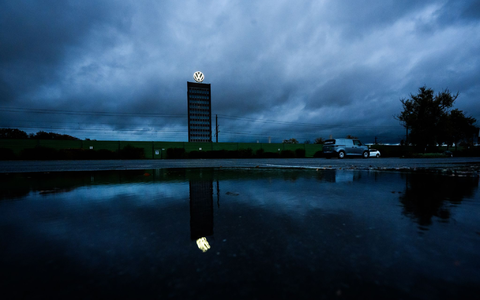 Dunkle Wolken über Wolfsburg: Der VW-Konzen hat 2025 einen drastischen Gewinneinbruch erlitten. (Archivbild) - Foto: Julian Stratenschulte/dpa