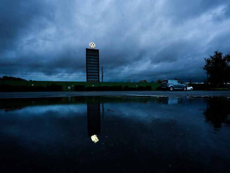 Dunkle Wolken über Wolfsburg: Der VW-Konzen hat 2025 einen drastischen Gewinneinbruch erlitten. (Archivbild) - Foto: Julian Stratenschulte/dpa