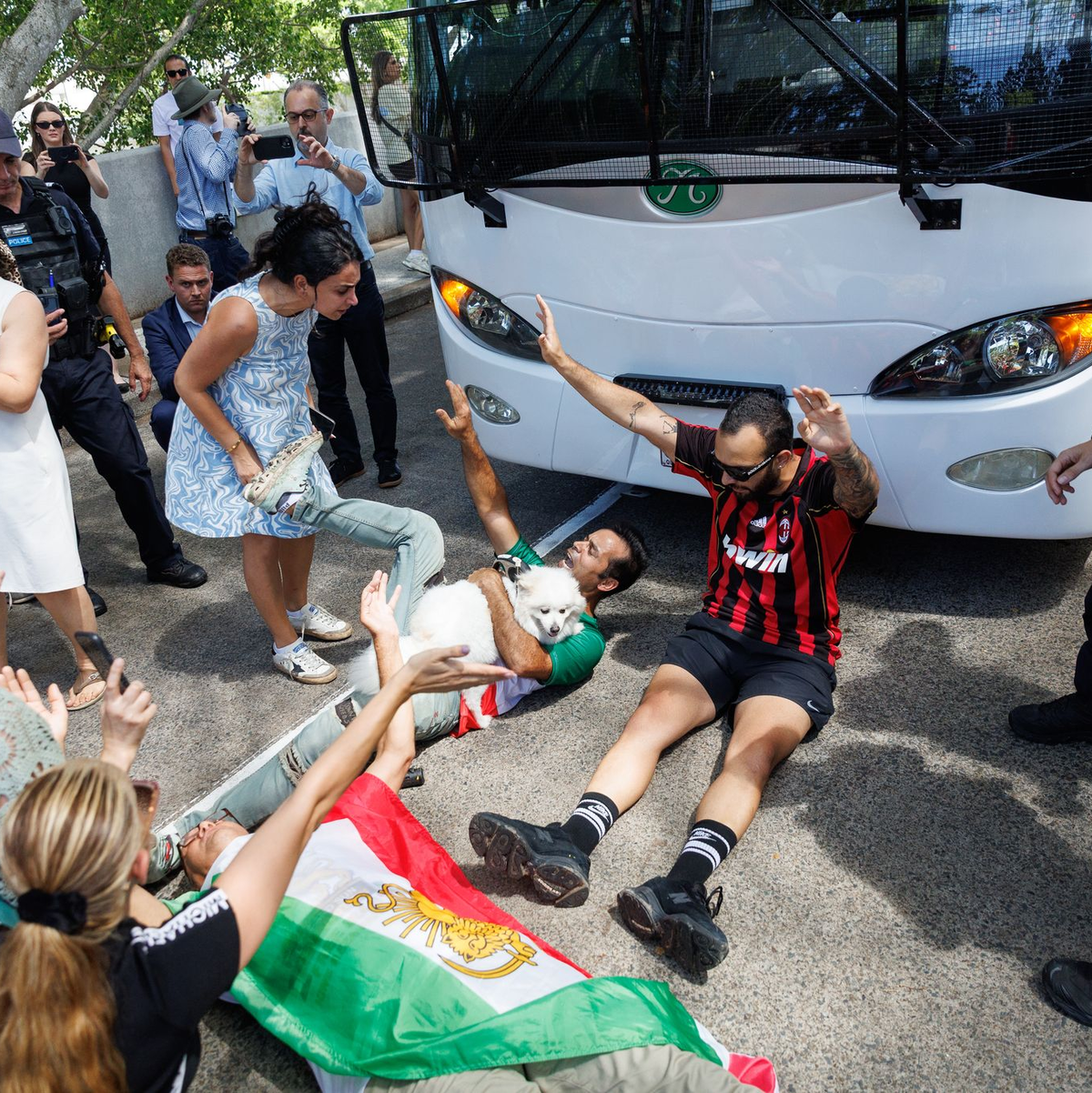 Demonstranten protestierten, während der Bus mit iranischen Spielerinnen und Mitarbeitern abfuhr. - Foto: Russell Freeman/AAP/dpa