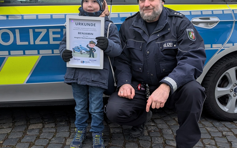 POL-BO: Urkunde für Polizeinachwuchs: Benjamin (5) ist Bochums jüngster Polizist - Foto: presseportal.de