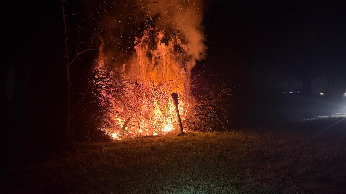 POL-WHV: Brand von Grünschnitt auf Grundstück in der Karl-Nieraad-Straße - Foto: presseportal.de