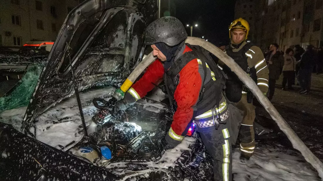 In Charkiw wurde ein Wohnviertel von russischen Drohnen getroffen. - Bild: Andrii Marienko/AP/dpa