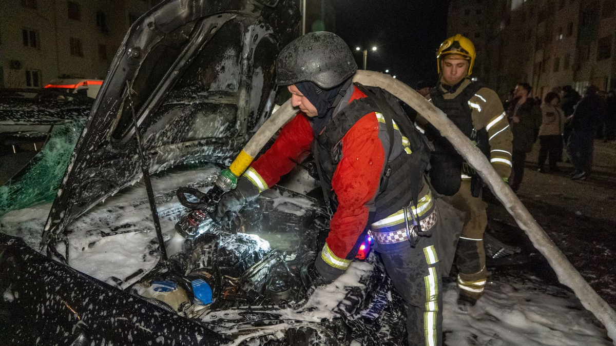 In Charkiw wurde ein Wohnviertel von russischen Drohnen getroffen. - Foto: Andrii Marienko/AP/dpa