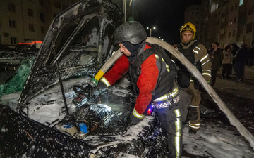 In Charkiw wurde ein Wohnviertel von russischen Drohnen getroffen. - Foto: Andrii Marienko/AP/dpa