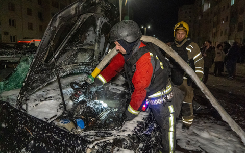 In Charkiw wurde ein Wohnviertel von russischen Drohnen getroffen. - Foto: Andrii Marienko/AP/dpa