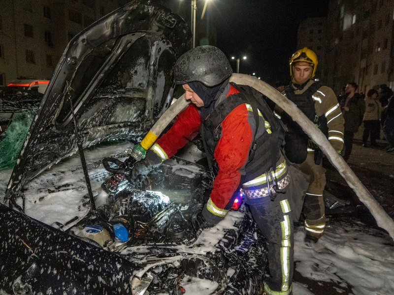 In Charkiw wurde ein Wohnviertel von russischen Drohnen getroffen. - Foto: Andrii Marienko/AP/dpa