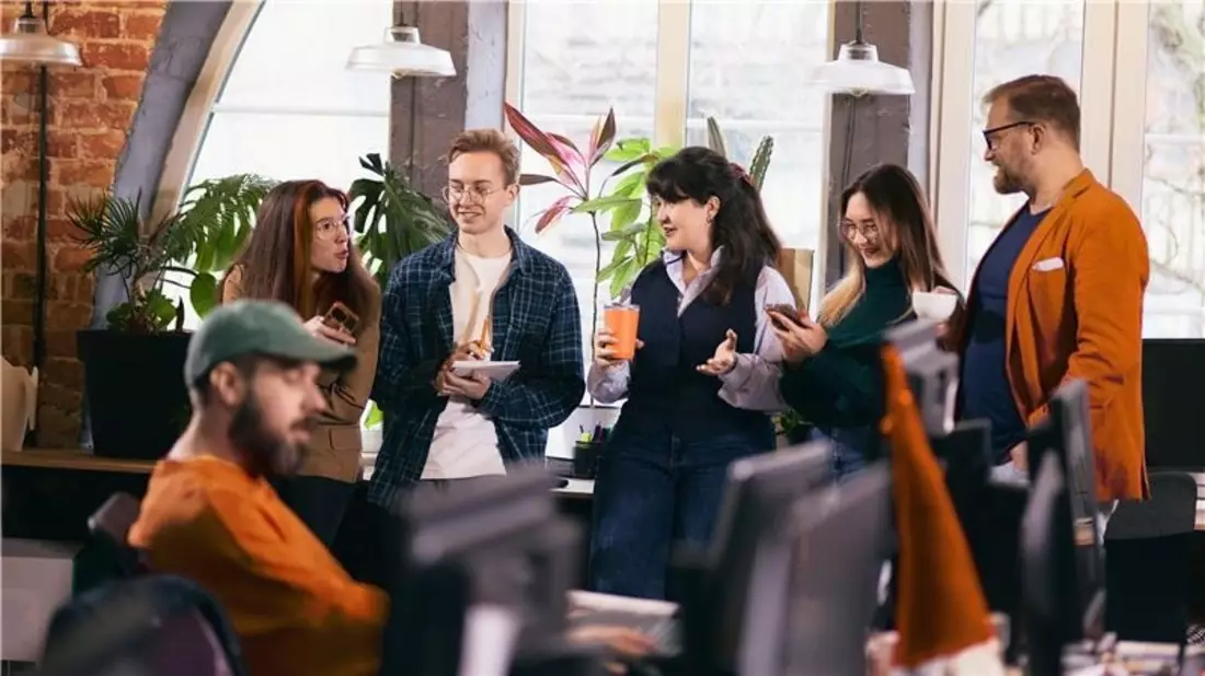 Nur jede:r Vierte verbindet Karriere mit Aufstieg / Umfrage der Karriere-App UniNow zeigt: Für die Gen Z zählen Sinn, Arbeitsinhalte und Entwicklung mehr als Hierarchien - Bild: presseportal.de