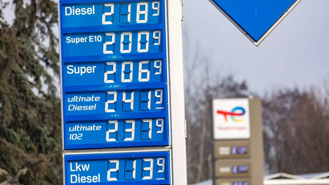 Am Montag kostete Super E10 im Tagesdurchschnitt mehr als 2 Euro. (Foto Archiv)  - Bild: Frank Hammerschmidt/dpa