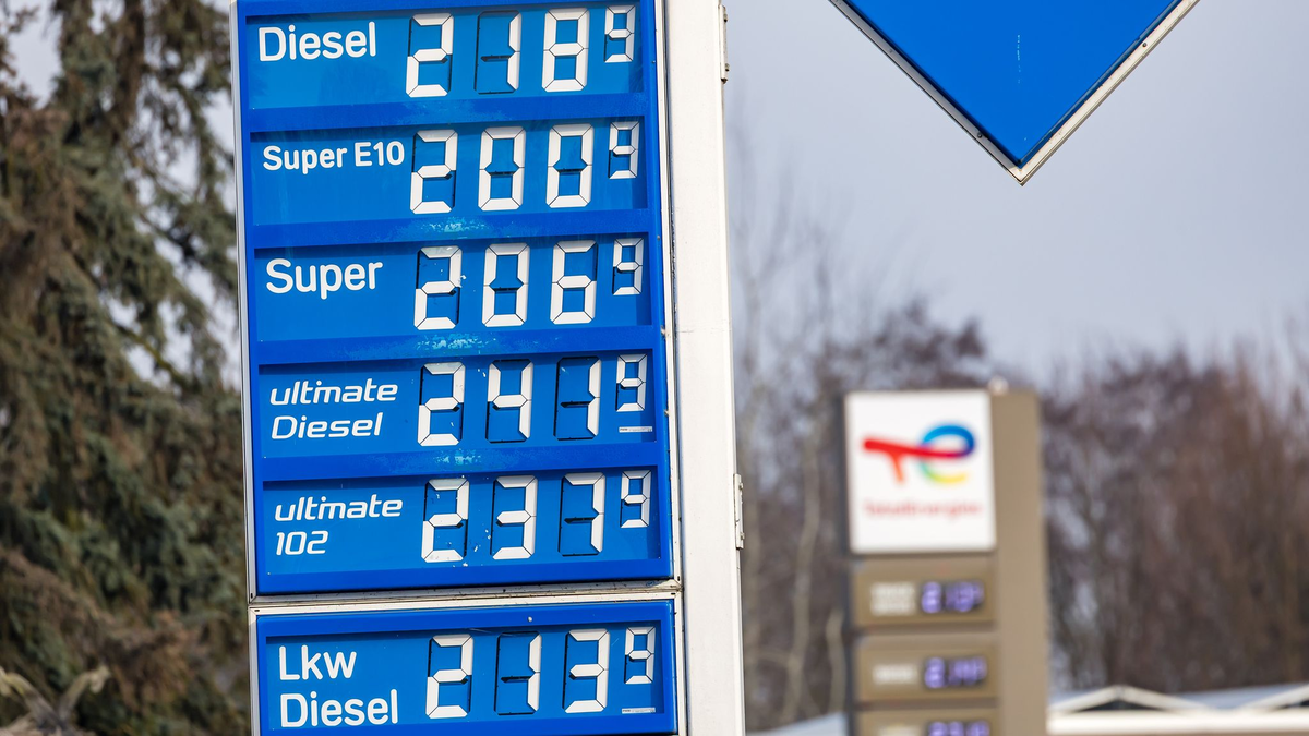 Am Montag kostete Super E10 im Tagesdurchschnitt mehr als 2 Euro. (Foto Archiv)  - Foto: Frank Hammerschmidt/dpa