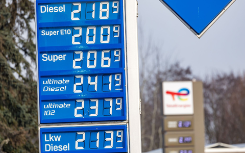 Am Montag kostete Super E10 im Tagesdurchschnitt mehr als 2 Euro. (Foto Archiv)  - Foto: Frank Hammerschmidt/dpa