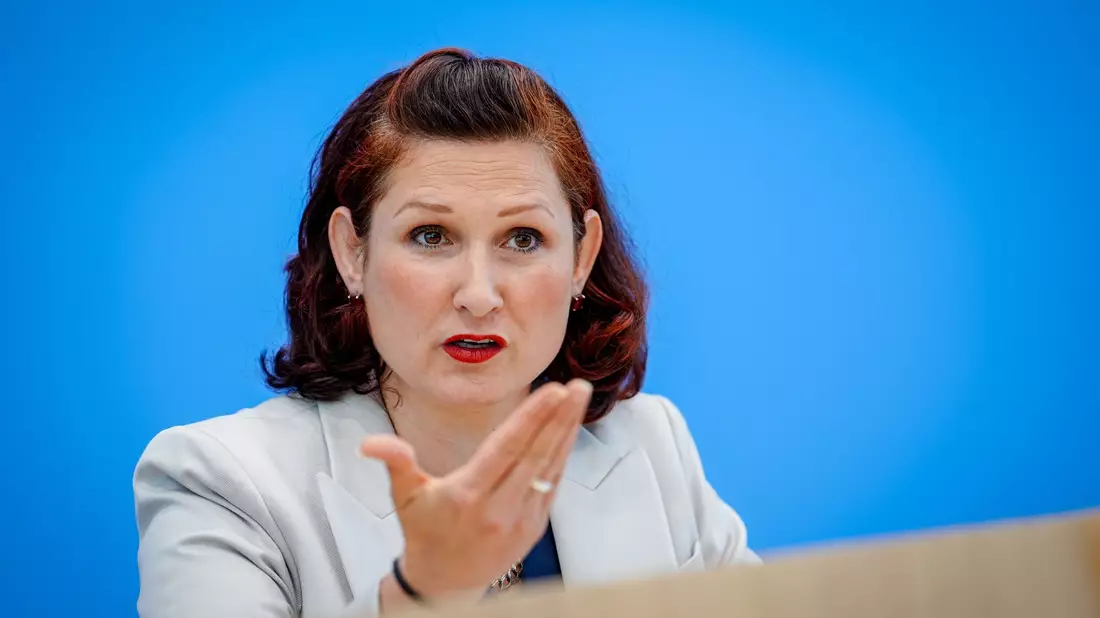 Die Unabhängige Bundesbeauftragte für Antidiskriminierung, Ferda Ataman, sagt: «Das Ausmaß an Diskriminierung ist eine Belastungsprobe für unser Land.» (Archivfoto)  - Bild: Kay Nietfeld/dpa
