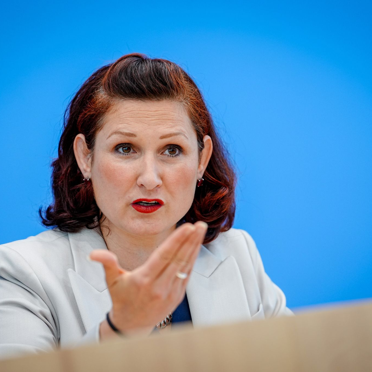 Die Unabhängige Bundesbeauftragte für Antidiskriminierung, Ferda Ataman, sagt: «Das Ausmaß an Diskriminierung ist eine Belastungsprobe für unser Land.» (Archivfoto)  - Foto: Kay Nietfeld/dpa