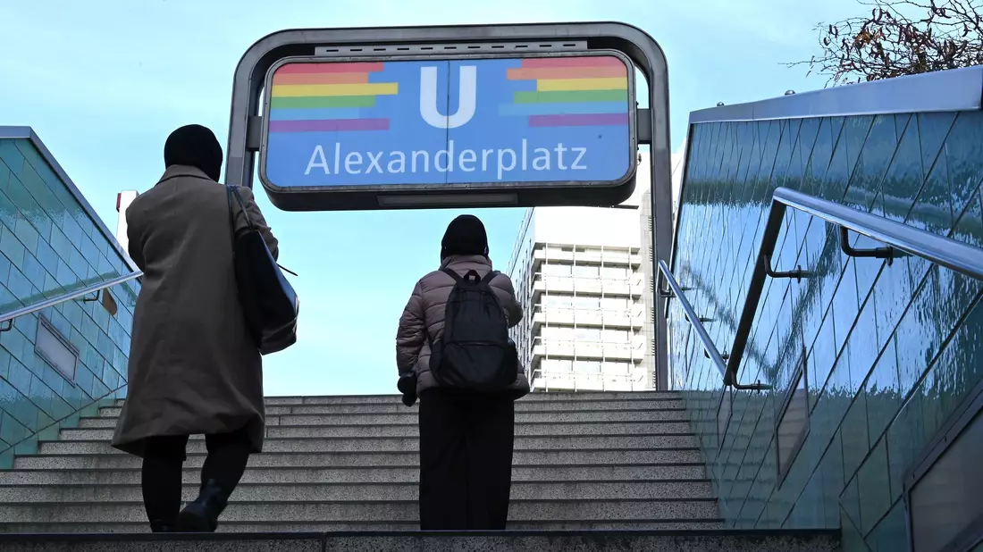 Die Befragung zeigt: Auf der Straße und in öffentlichen Verkehrsmitteln erleben Menschen häufig Diskriminierung. (Symbolbild) - Bild: Elisa Schu/dpa