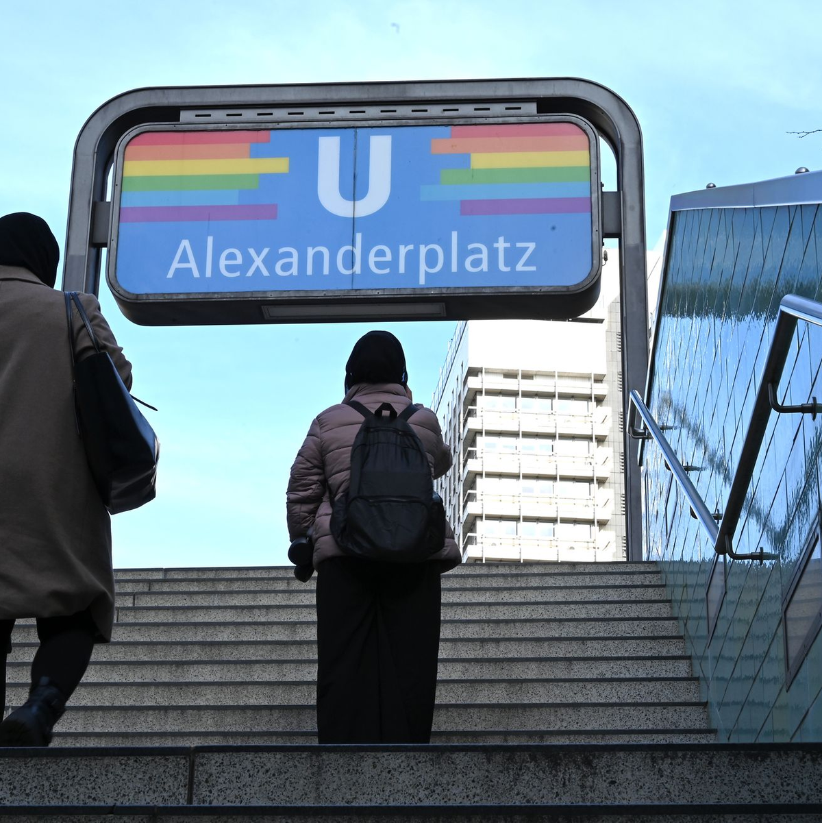 Die Befragung zeigt: Auf der Straße und in öffentlichen Verkehrsmitteln erleben Menschen häufig Diskriminierung. (Symbolbild) - Foto: Elisa Schu/dpa