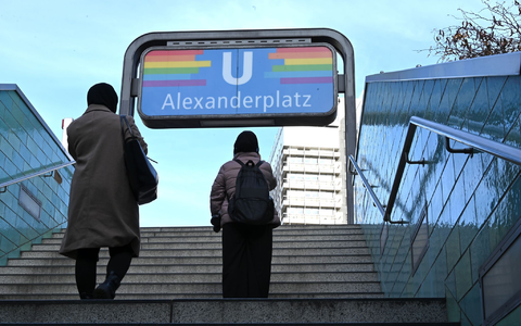 Die Befragung zeigt: Auf der Straße und in öffentlichen Verkehrsmitteln erleben Menschen häufig Diskriminierung. (Symbolbild) - Foto: Elisa Schu/dpa