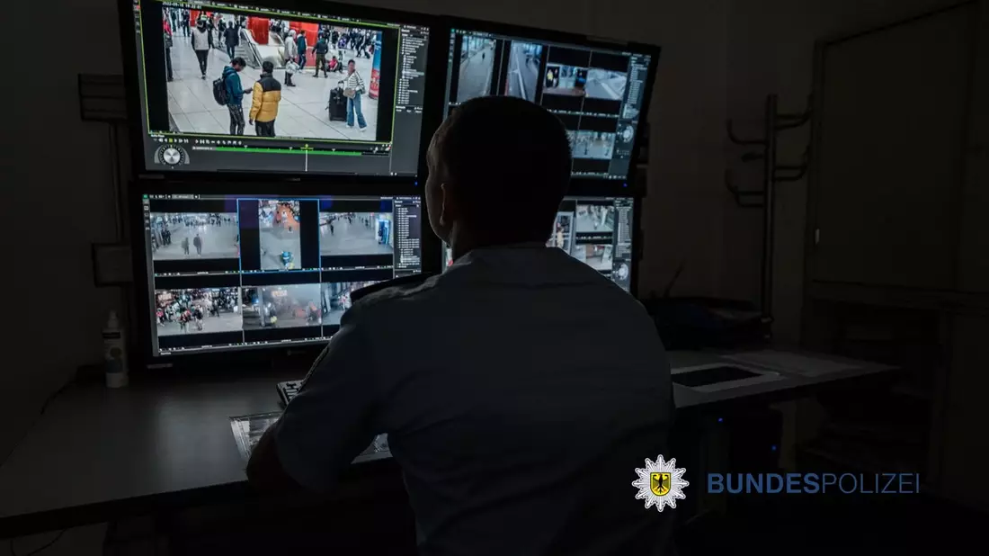 Bundespolizeidirektion München: Faustschläge am Bahnsteig / Körperverletzung über Kamerasystem entdeckt - Bild: presseportal.de