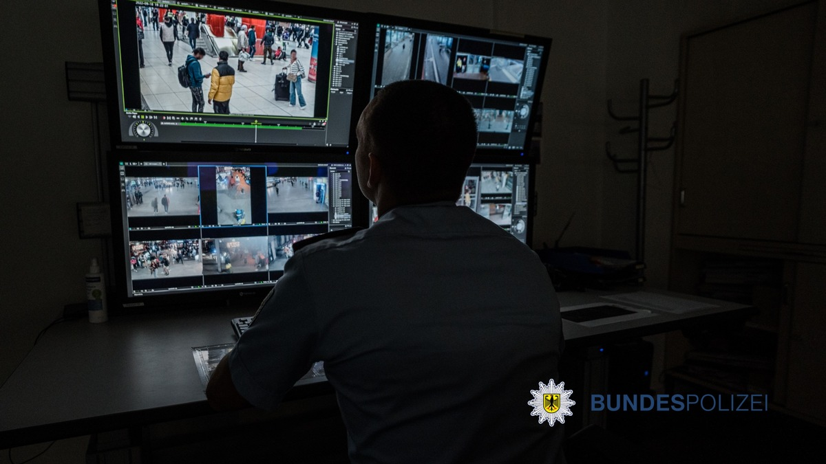 Bundespolizeidirektion München: Faustschläge am Bahnsteig / Körperverletzung über Kamerasystem entdeckt - Foto: presseportal.de