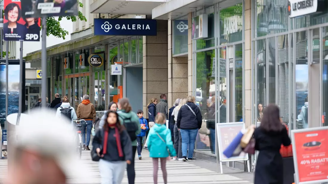Die Filiale an der Breiten Straße in Köln steht ebenfalls auf der Liste. (Archivbild) - Bild: Henning Kaiser/dpa