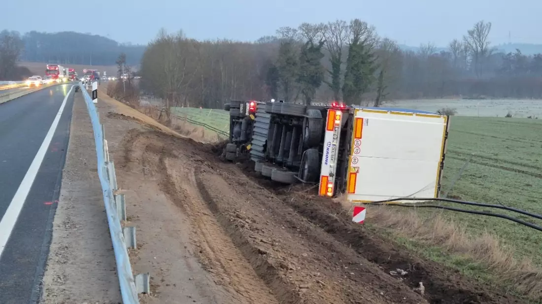 POL-RZ: Lkw-Unfall auf der A 21 zieht eine längere Vollsperrung heute Abend nach sich - Bild: presseportal.de