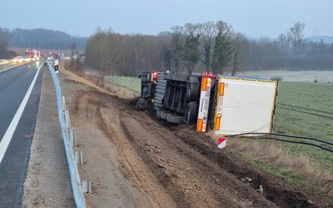 POL-RZ: Lkw-Unfall auf der A 21 zieht eine längere Vollsperrung heute Abend nach sich - Foto: presseportal.de