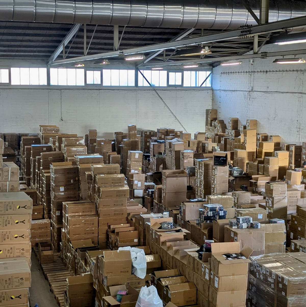 Immer mal wieder hebt der Zoll Lager mit großen Mengen an illegalen E-Zigaretten aus, hier ein Beispiel aus Neuss (NRW) Ende 2024. (Archivbild) - Foto: Zollfahndungsamt Essen/dpa