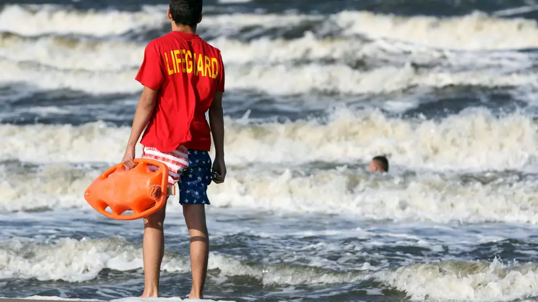Mindestens 393 Menschen sind im vergangenen Jahr bei Badeunfällen gestorben - 18 weniger als 2024. (Symbolbild) - Bild: Tilo Wallrodt/dpa-Zentralbild/dpa