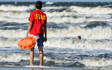 Mindestens 393 Menschen sind im vergangenen Jahr bei Badeunfällen gestorben - 18 weniger als 2024. (Symbolbild) - Foto: Tilo Wallrodt/dpa-Zentralbild/dpa