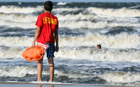 Mindestens 393 Menschen sind im vergangenen Jahr bei Badeunfällen gestorben - 18 weniger als 2024. (Symbolbild) - Foto: Tilo Wallrodt/dpa-Zentralbild/dpa