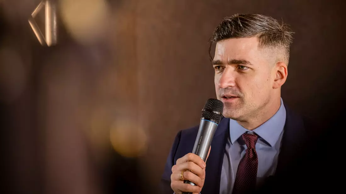 Martin Sellner gilt als  Führungsfigur der als rechtsextremistisch eingestuften Identitären Bewegung. (Archivbild) - Bild: Frank Hammerschmidt/dpa