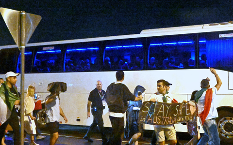 Protest-Aktion bei der Abreise der iranischen Mannschaften. - Foto: Dave Hunt/AAPIMAGE/AP/dpa