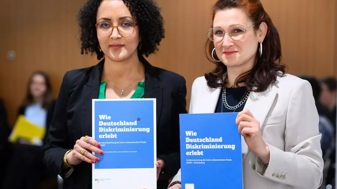 Die Unabhängige Bundesbeauftragte für Antidiskriminierung, Ferda Ataman, sagt: «Das Ausmaß an Diskriminierung ist eine Belastungsprobe für unser Land.» - Bild: Bernd von Jutrczenka/dpa