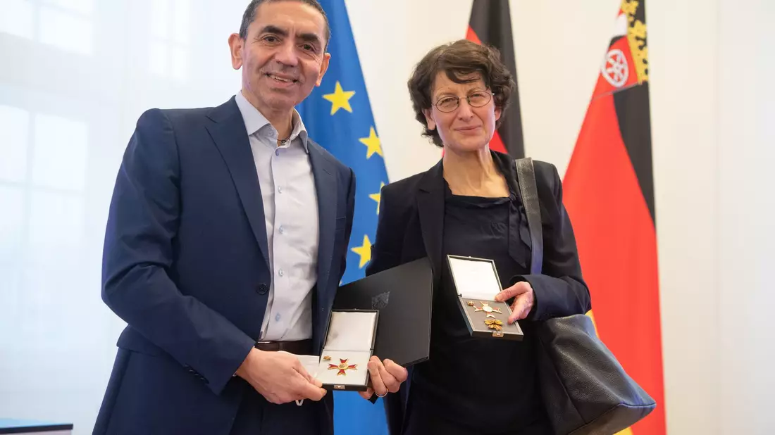 Zahlreiche Auszeichnungen wurden dem Ehepaar verliehen, auch der Verdienstorden des Landes Rheinland-Pfalz. (Archivbild) - Bild: Boris Roessler/dpa