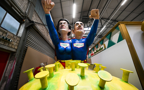 Selbst ein Rosenmontagswagen in Köln wurde Sahin und Türeci 2022 gewidmet. (Archivbild) - Foto: Federico Gambarini/dpa