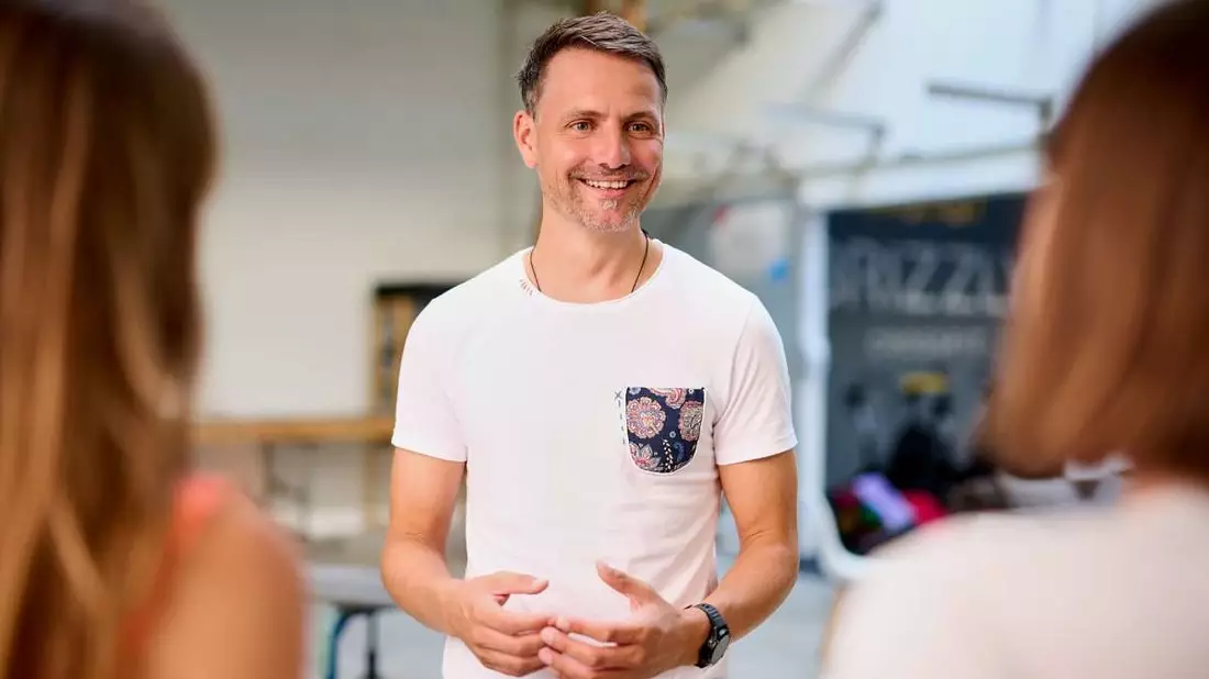 Falscher Sitzplatz, Reizüberflutung, Nachhilfe: Marco Schnabl von body’n brain über die 3 größten Fehler, die Schule unnötig schwer machen - Bild: presseportal.de