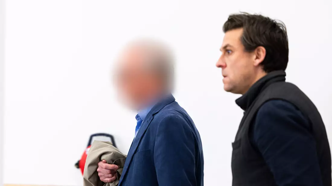 Der angeklagte Ex-Parlamentarier (l) bestreitet vor Gericht den Vorwurf des Kindesmissbrauchs.  - Bild: Michael Matthey/dpa