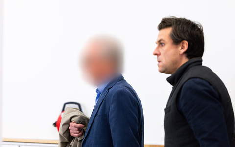 Der angeklagte Ex-Parlamentarier (l) bestreitet vor Gericht den Vorwurf des Kindesmissbrauchs.  - Foto: Michael Matthey/dpa