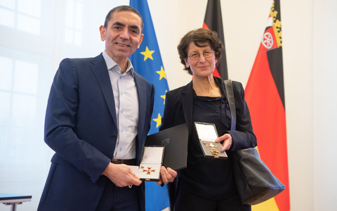 Zahlreiche Auszeichnungen wurden dem Ehepaar verliehen, auch der Verdienstorden des Landes Rheinland-Pfalz. (Archivbild) - Foto: Boris Roessler/dpa