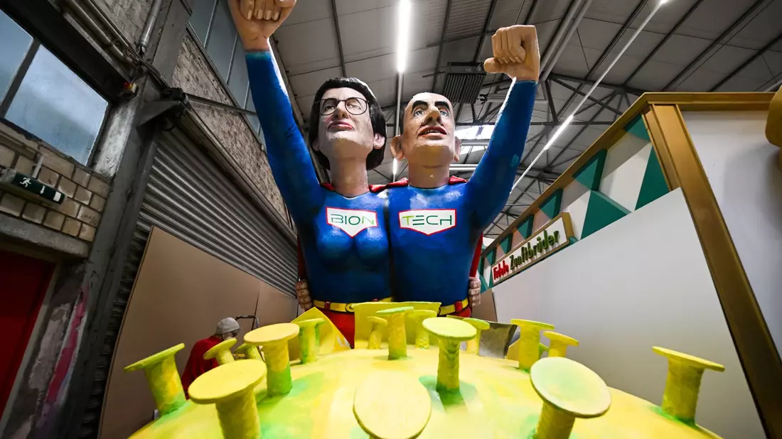 Selbst ein Rosenmontagswagen in Köln wurde Sahin und Türeci 2022 gewidmet. (Archivbild) - Bild: Federico Gambarini/dpa