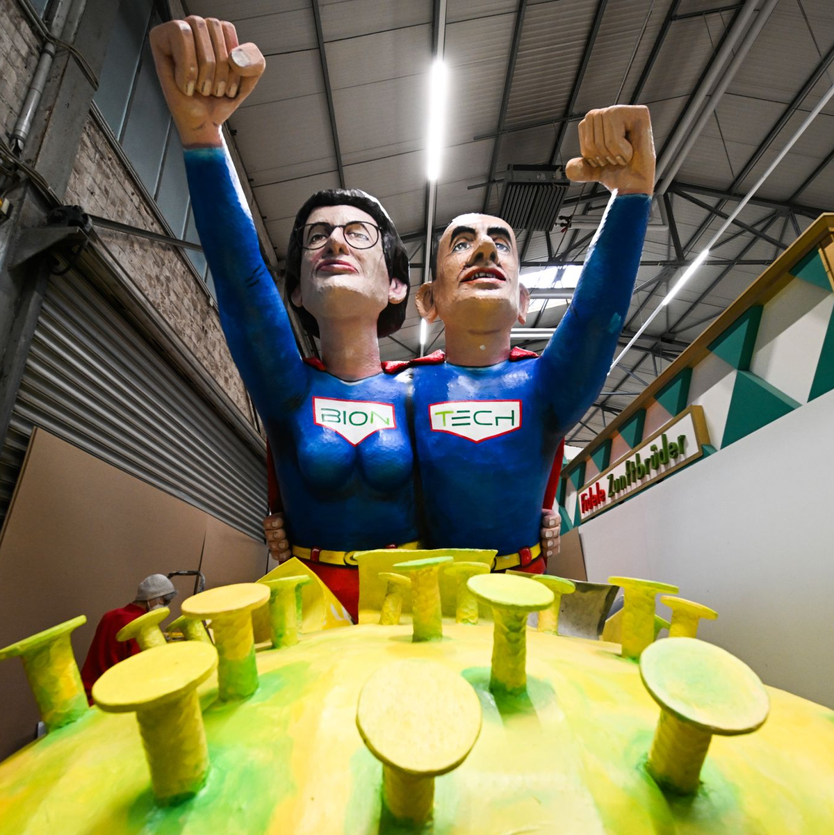 Selbst ein Rosenmontagswagen in Köln wurde Sahin und Türeci 2022 gewidmet. (Archivbild) - Foto: Federico Gambarini/dpa