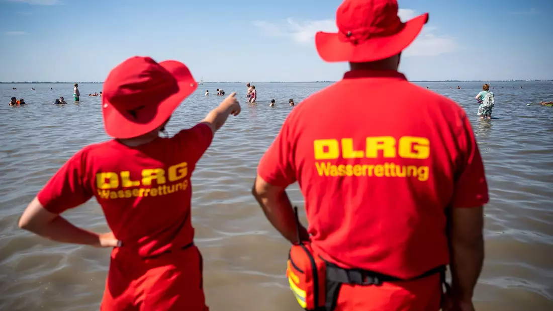 Unter jungen Menschen zwischen 11 und 30 allerdings stieg die Zahl der tödlichen Badeunfälle spürbar. (Symbolbild) - Bild: Sina Schuldt/dpa