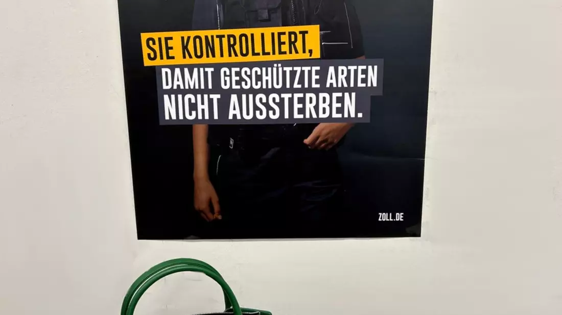 HZA-SI: ZOLL stellt Handtaschen aus artengeschütztem Leder sicher - Bild: presseportal.de