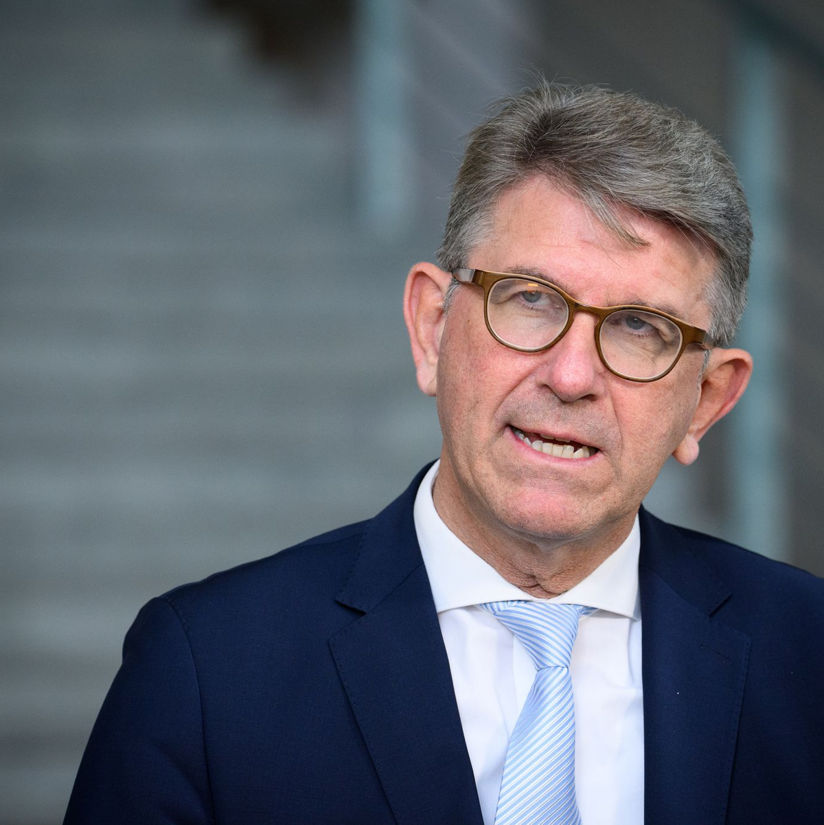 Kulturstaatsminister Wolfram Weimer hat wegen «verfassungsschutzrelevanter Erkenntnisse» drei linke Buchläden von der Liste für den Deutschen Buchhandlungspreis gestrichen. (Archivbild) - Foto: Bernd von Jutrczenka/dpa