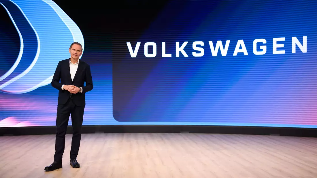Konzernchef Oliver Blume will bis Ende des Jahres für VW ein neues Zukunftsbild 2030 vorlegen. - Bild: Julian Stratenschulte/dpa