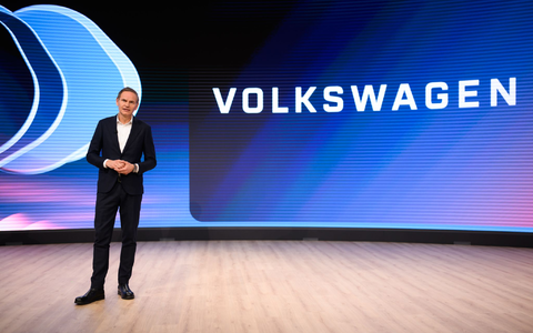 Konzernchef Oliver Blume will bis Ende des Jahres für VW ein neues Zukunftsbild 2030 vorlegen. - Foto: Julian Stratenschulte/dpa