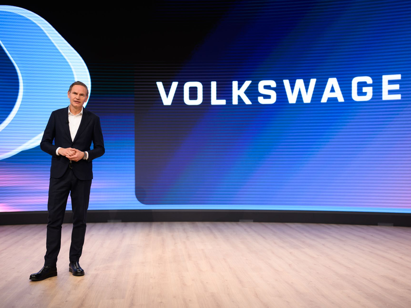 Konzernchef Oliver Blume will bis Ende des Jahres für VW ein neues Zukunftsbild 2030 vorlegen. - Foto: Julian Stratenschulte/dpa