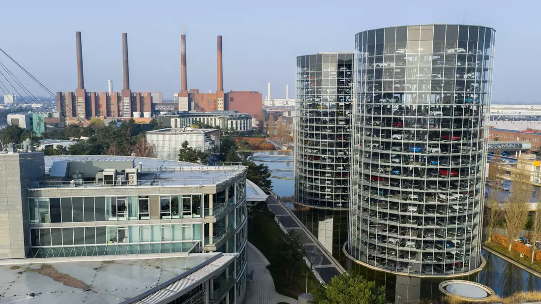 Das VW-Stammwerk in Wolfsburg gilt als eine der größten Fabriken der Welt. Laut VW hat es inzwischen konzernweit die geringsten Fabrikkosten in Deutschland. - Bild: Julian Stratenschulte/dpa